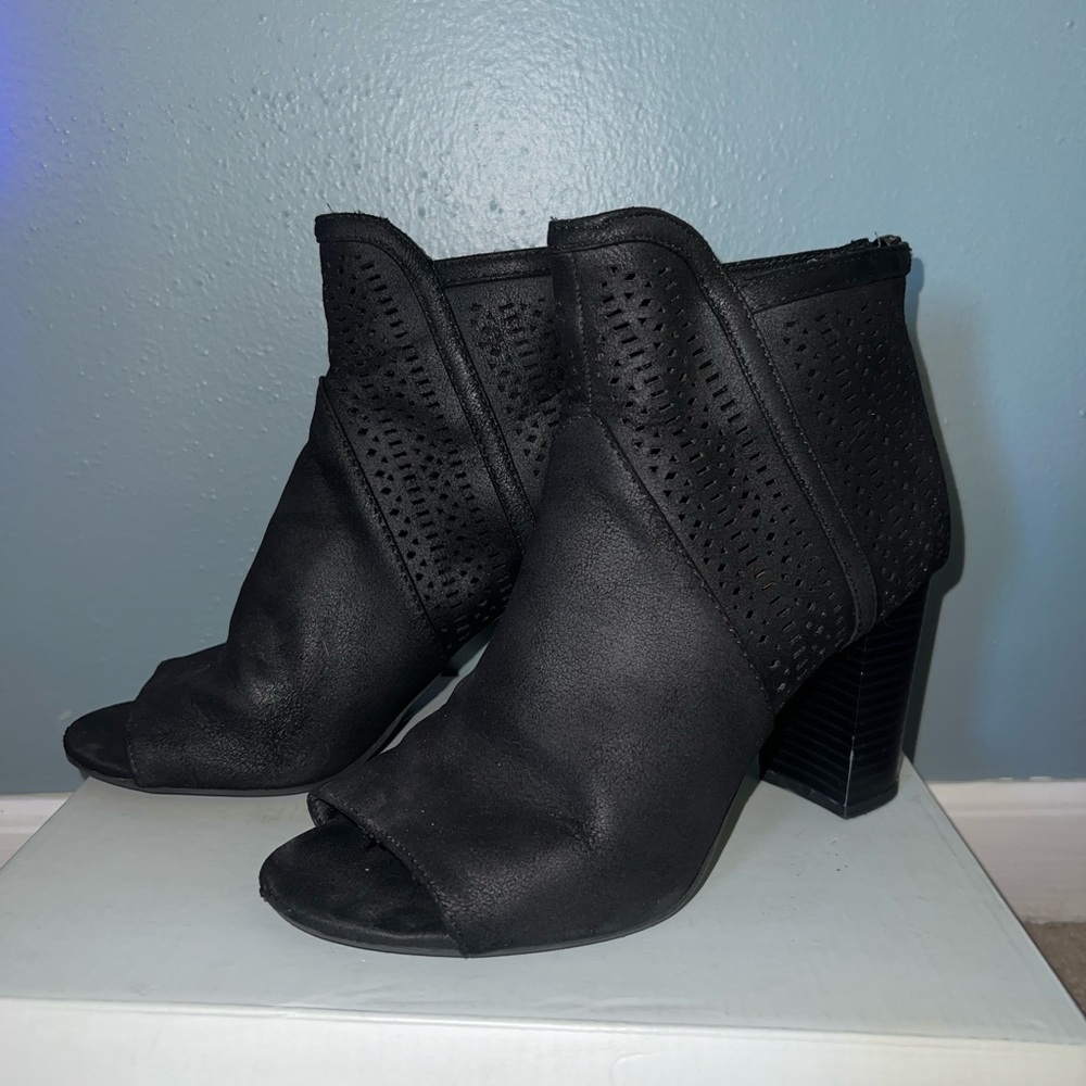 American Eagle open toes booties